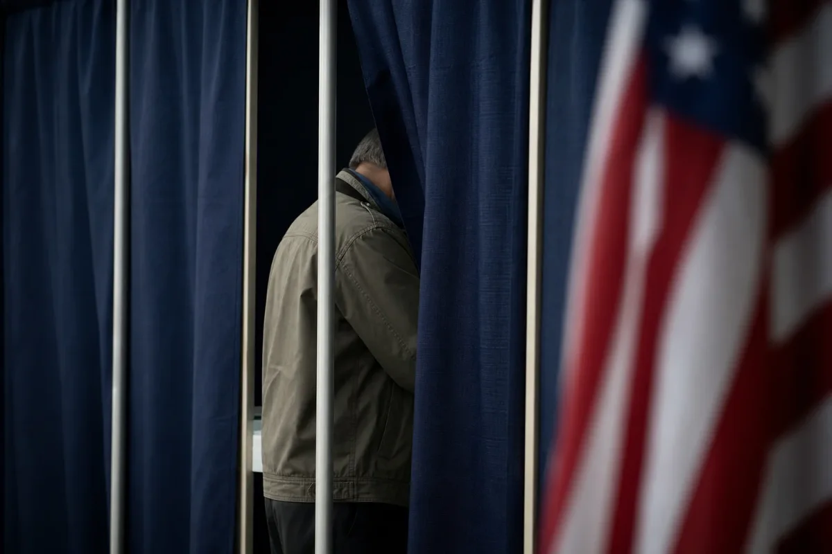 Trump Pushes Citizenship Checks as Noncitizen Voting Claims Fuel Midterm Disputes
